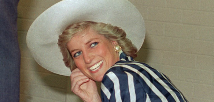 Esta fue la blusa que usó Lady Di y que está causando furor entre las blogueras