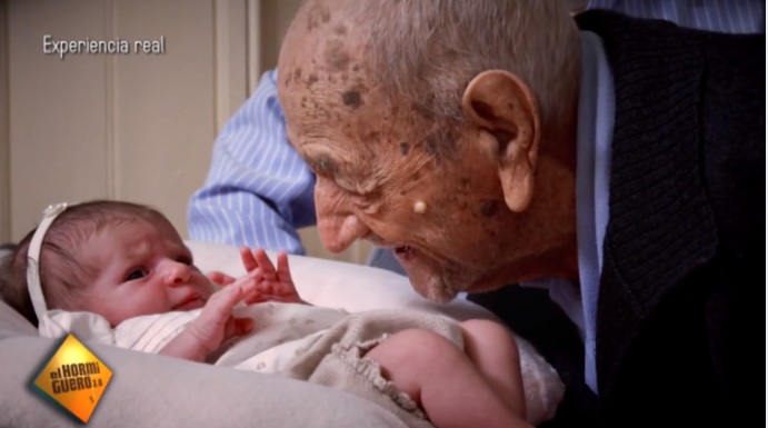 Anciano de 112 años emociona en la web tras entregar particular mensaje a recién nacida