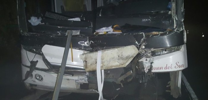 Colisión entre un bus y un camión deja al menos 30 lesionados en cercanías de Molina