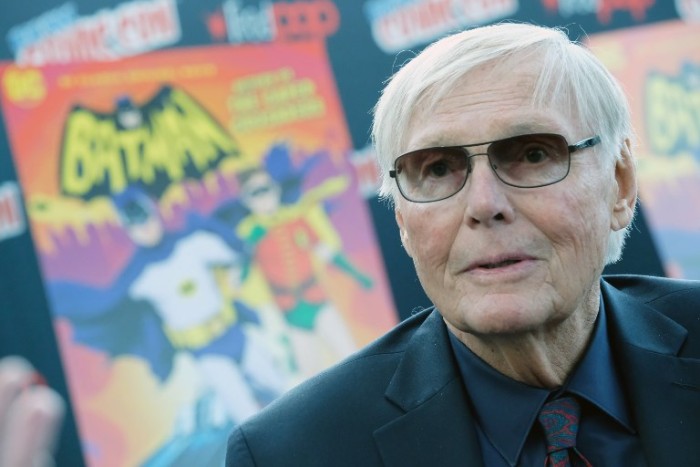 Falleció Adam West, icónico actor que interpretó a 'Batman' en serie de los 60