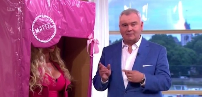 Barbie humana llama la atención en TV inglesa por su 'plástico' aspecto