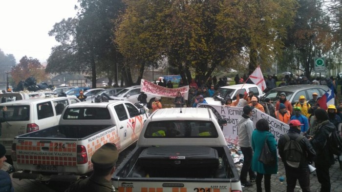 Trabajadores de aseo y ornato lanzan kilos de basura en el municipio de Valdivia