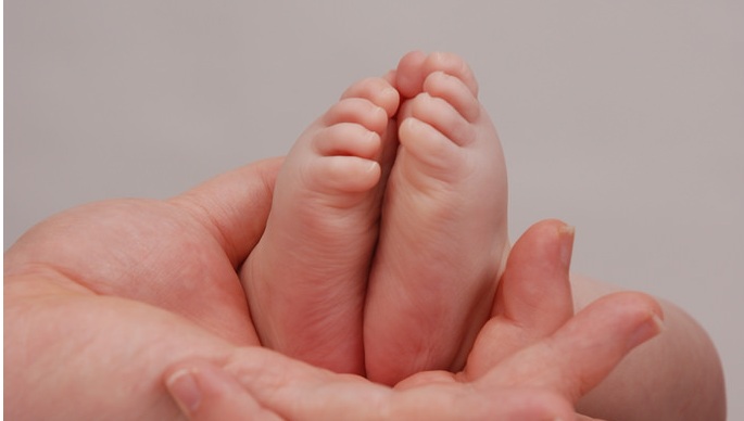 Aerolínea hizo espectacular regalo a bebé que nació a bordo de uno de sus vuelos