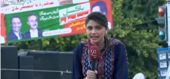 El impactante momento en que periodista pakistaní se desmaya en vivo y cae desde una grúa