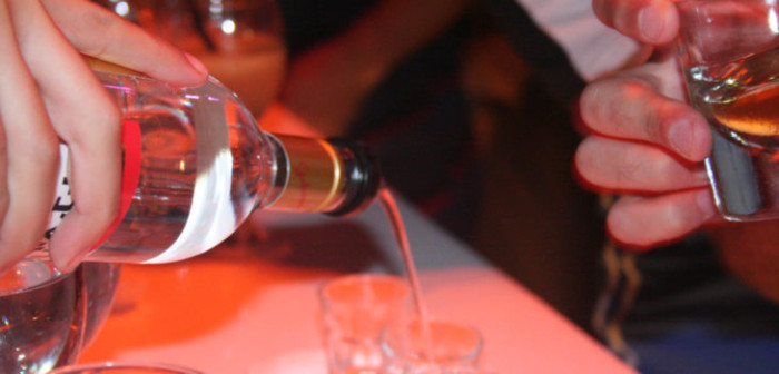 Hombre fue golpeado y apuñalado tras negarse a beber alcohol en reunión de amigos