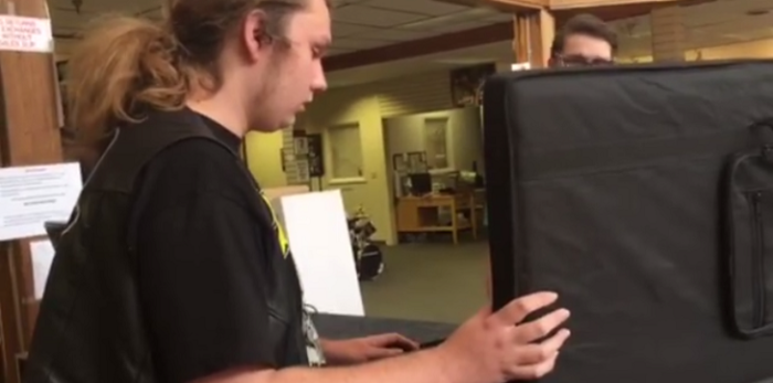 Joven recibe emotivo regalo que su padre había planeado antes de morir: video es viral