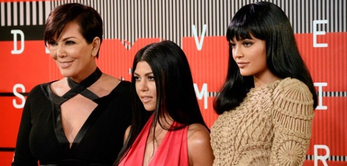 Seguidores de Kris Jenner lamentan descarado retoque digital en reciente foto