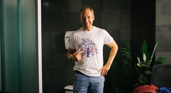 Martín Cárcamo sacó risas con su look en Bienvenidos: tuiteros lo compararon con escolar