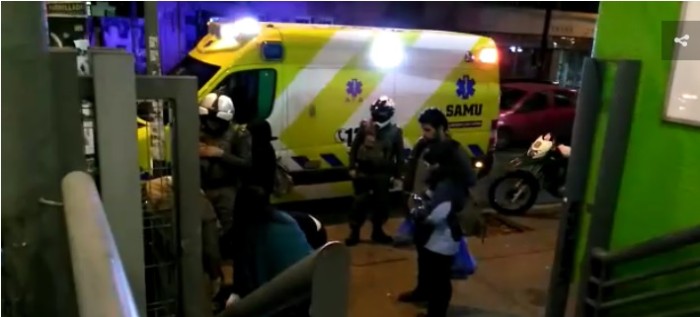 Mujeres destruyen entrada de supermercado en Providencia tras ser sorprendidas hurtando