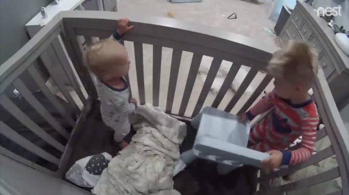 Tierno y divertido video muestra a niño ayudando a su hermano menor a escapar de la cuna