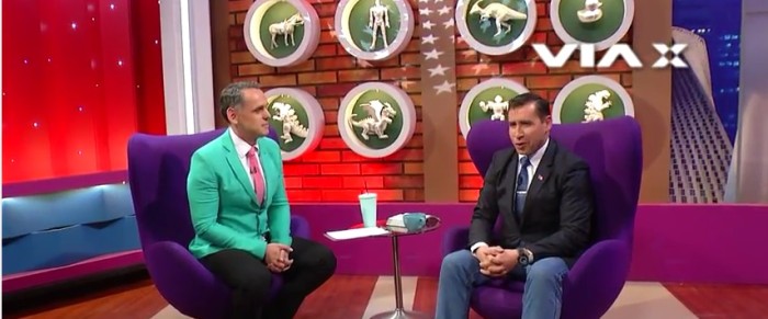 El ataque homofóbico de pastor Soto en programa de Villouta: pisoteó bandera LGBT