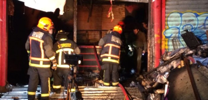 Incendio consumió tienda de ropa en Santiago: trabajaron 150 bomberos en extinción