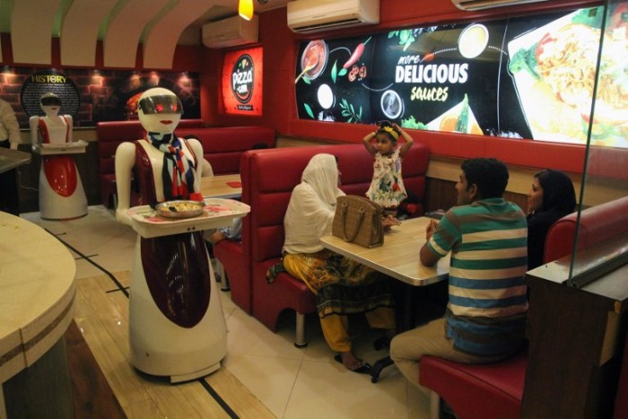¡De otro mundo! Camareras robot hacen furor en pizzería de Pakistán