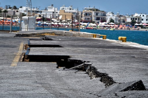 Tragedia: Al menos 2 turistas muertos y cientos de heridos dejó fuerte sismo en Grecia