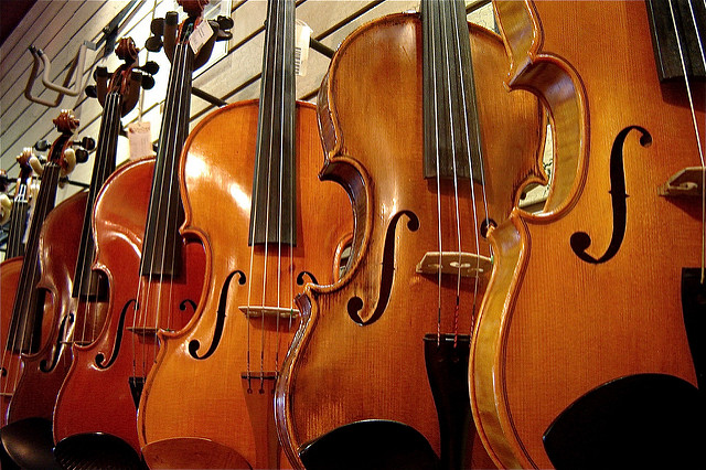 Despechada: mujer china rompió violines de su ex avaluados en más de 600 millones de pesos