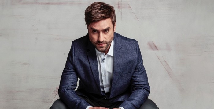 Actor Álvaro Gómez bromeó con particular prenda que ha repetido en 'Amanda'