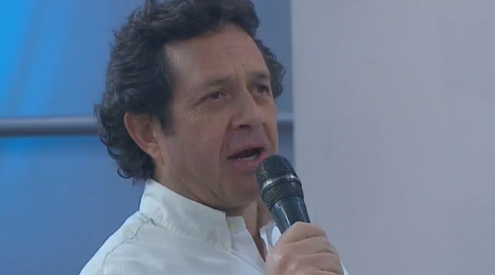 Director de ‘Mucho Gusto’ volvió a realizar imitación que hacía en TVN junto a Camiroaga