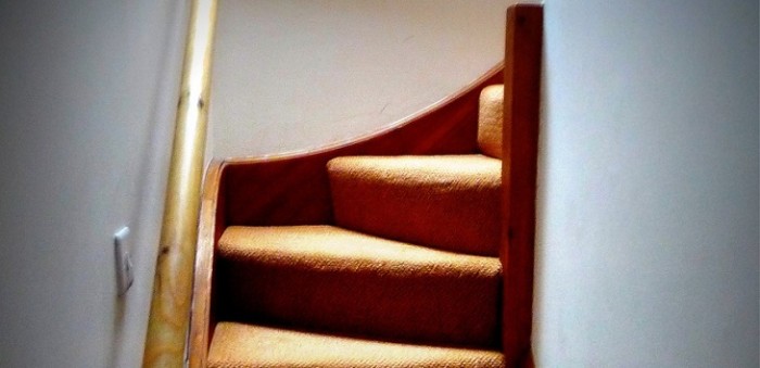 Impactante registro deja ver cómo un sujeto empuja por las escaleras a huésped de Airbnb