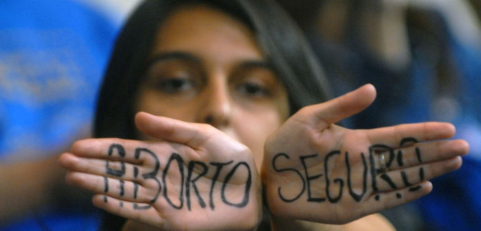 Comisión del Senado aprueba aborto con objeción de conciencia extendida al equipo médico