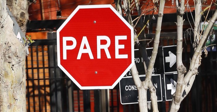 ¿Lo sabías? Esta es la razón tras la forma y color del reconocido signo 'Pare'
