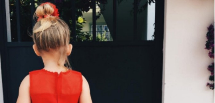 Madre convierte a hija en una celebridad de Internet tras 'vestirla' con comida y plantas