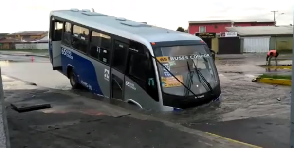 Microbús cae en socavón de grandes proporciones en pleno recorrido por Hualpén