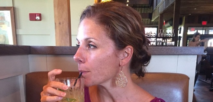 Alcohol y compras escolares: la 'alocada' cita de una pareja que se viraliza en redes