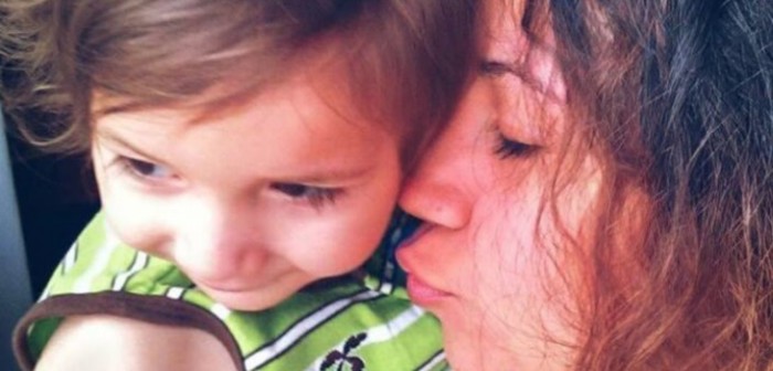 Madre compartió inocente foto de su bebé: este detalle generó fuerte controversia en redes