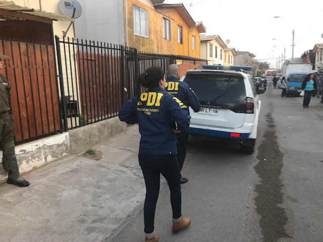 Detectives en las afueras del lugar del crimen | PDI