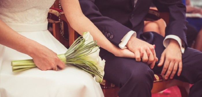 Recién casados quisieron inmortalizar su amor en foto: amigo lo arruinó cruzándose desnudo