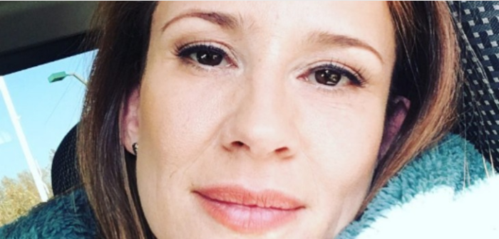 A sus 43 años: Sigrid Alegría exhibe trabajada figura posando en ropa interior