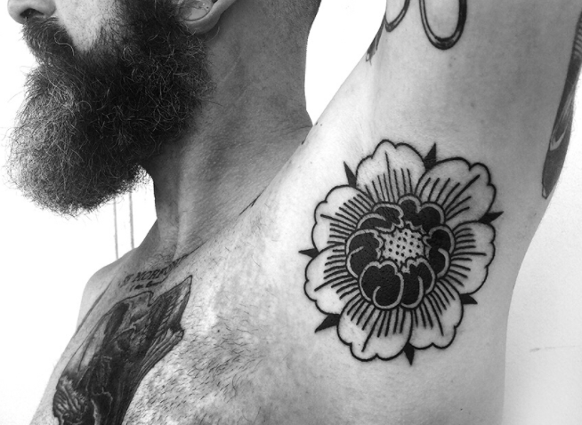 Tatuajes en las axilas: la curiosa (y dolorosa) tendencia que promete arrasar