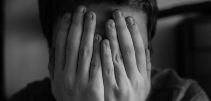 Buscan a hombre que intentó quemar viva a su novia embarazada: sus hijos presenciaron todo