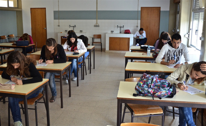 Acusan a profesora de abusar de alumno por más de un año: ofreció 