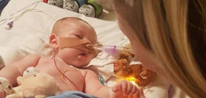 Personalidades del mundo ofrecen ayuda a padres de bebé afectado por rara enfermedad