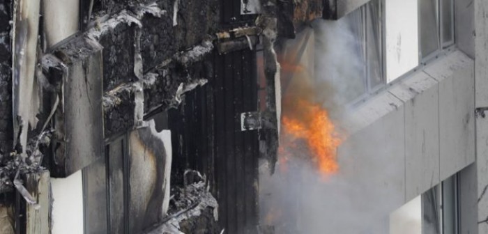 Violento incendio consumió un edificio del famoso mercado Camdem en Londres