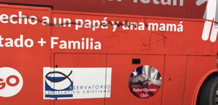 ¡Se manifestaron en su contra! Bus de la Libertad recorre Santiago en medio de incidentes