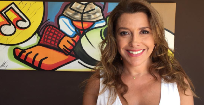 El innegable parecido entre look de Carolina Arregui en 'Wena Profe' y en 'Brujas'