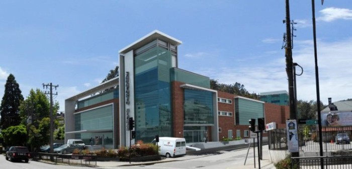 ¿Negligencia? Lactante murió asfixiado entre barrotes de una cama en Clínica de la Mujer