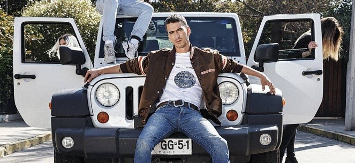 Actor Iñigo Urrutia comparte sexy fotografía donde aparece desnudo