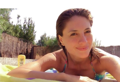 Karen Bejarano respondió a seguidora que la criticó en Instagram por usar polera de AC/DC