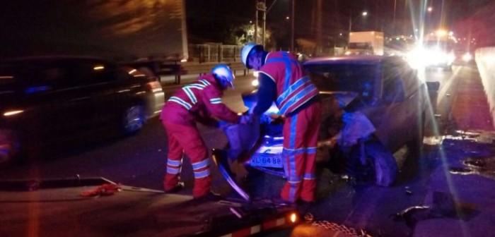 Chocó contra un muro del Metro: dos lesionados deja accidente en autopista Vespucio Sur