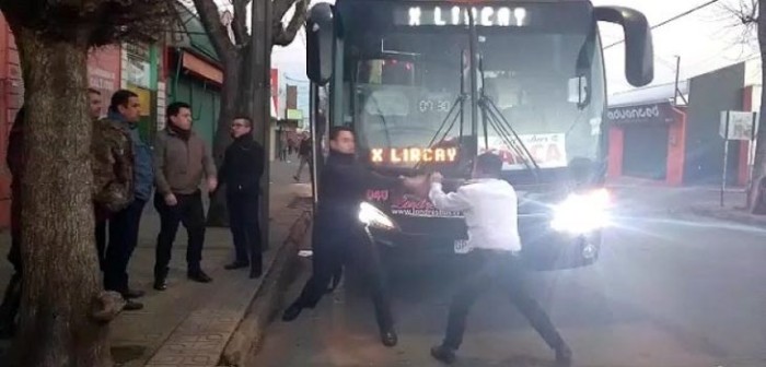 Chofer y auxiliar de bus se enfrentan en una pelea en plena calle en Curicó