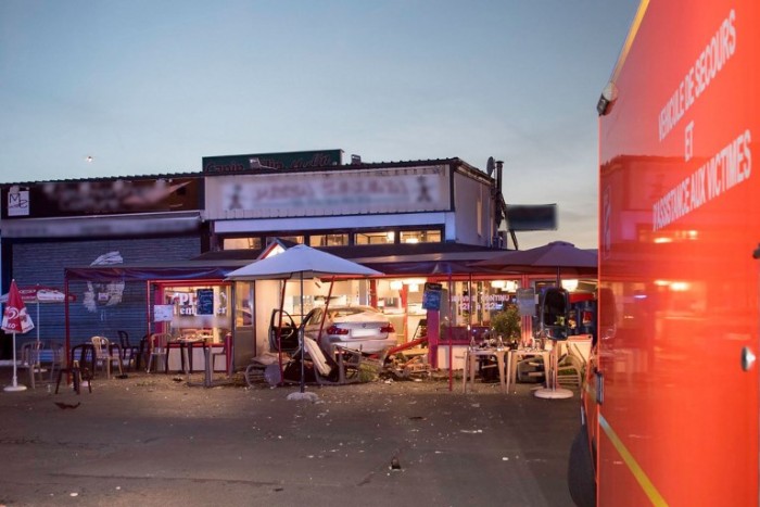 Niña de 8 años muere luego que automóvil chocara contra una pizzería en París