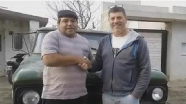 José Luis Arregui y Carlos Boasso junto a la camioneta | Facebook
