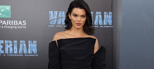 ¿Chaqueta o mini? La prenda utilizada por Kendall Jenner que genera confusión