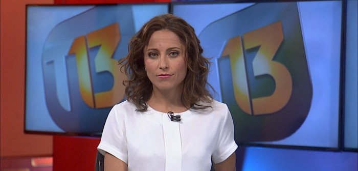 El divertido chascarro de Constanza Santa María durante transmisión en vivo de Teletrece