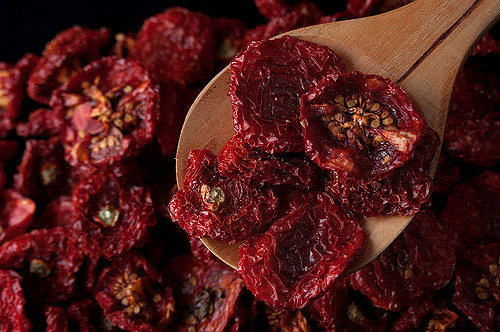 Esta es la asquerosa razón por la deberías dejar de usar cucharas de palos en tu cocina