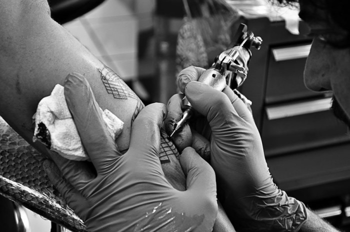 Trabajo de tatuadora se vuelve viral por curiosa razón: sus diseños son 'horribles'