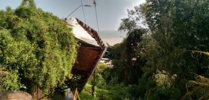 La fuerte consecuencia del viento en Tomé: volcó una casa sobre el tendido eléctrico